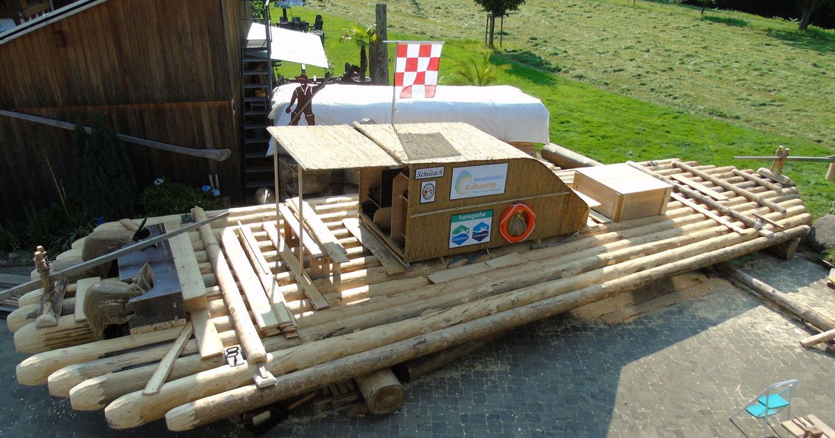 Königswinter: Holzfloß fährt 360 Kilometer den Rhein entlang ...