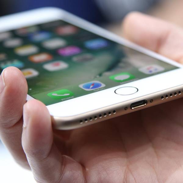 Jemand_hält_ein_iPhone_in_der_Hand