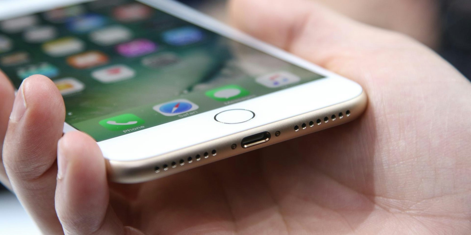 Jemand_hält_ein_iPhone_in_der_Hand