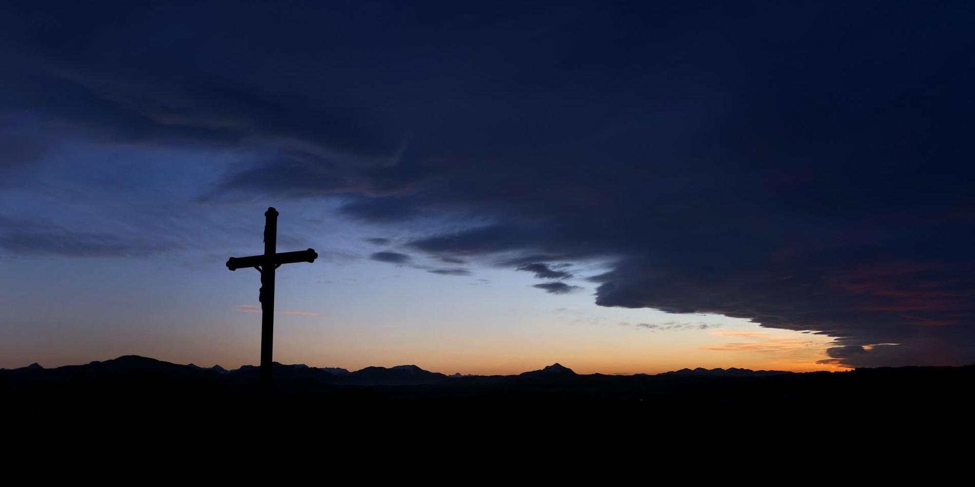 Kreuz auf Hügel