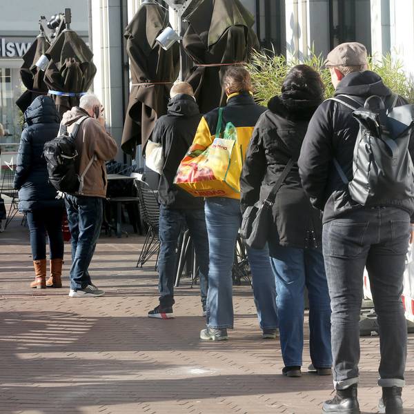 Kunden_Schlangestehen_Lebensmittelhändler