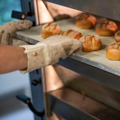 Bäckerin bei der Arbeit