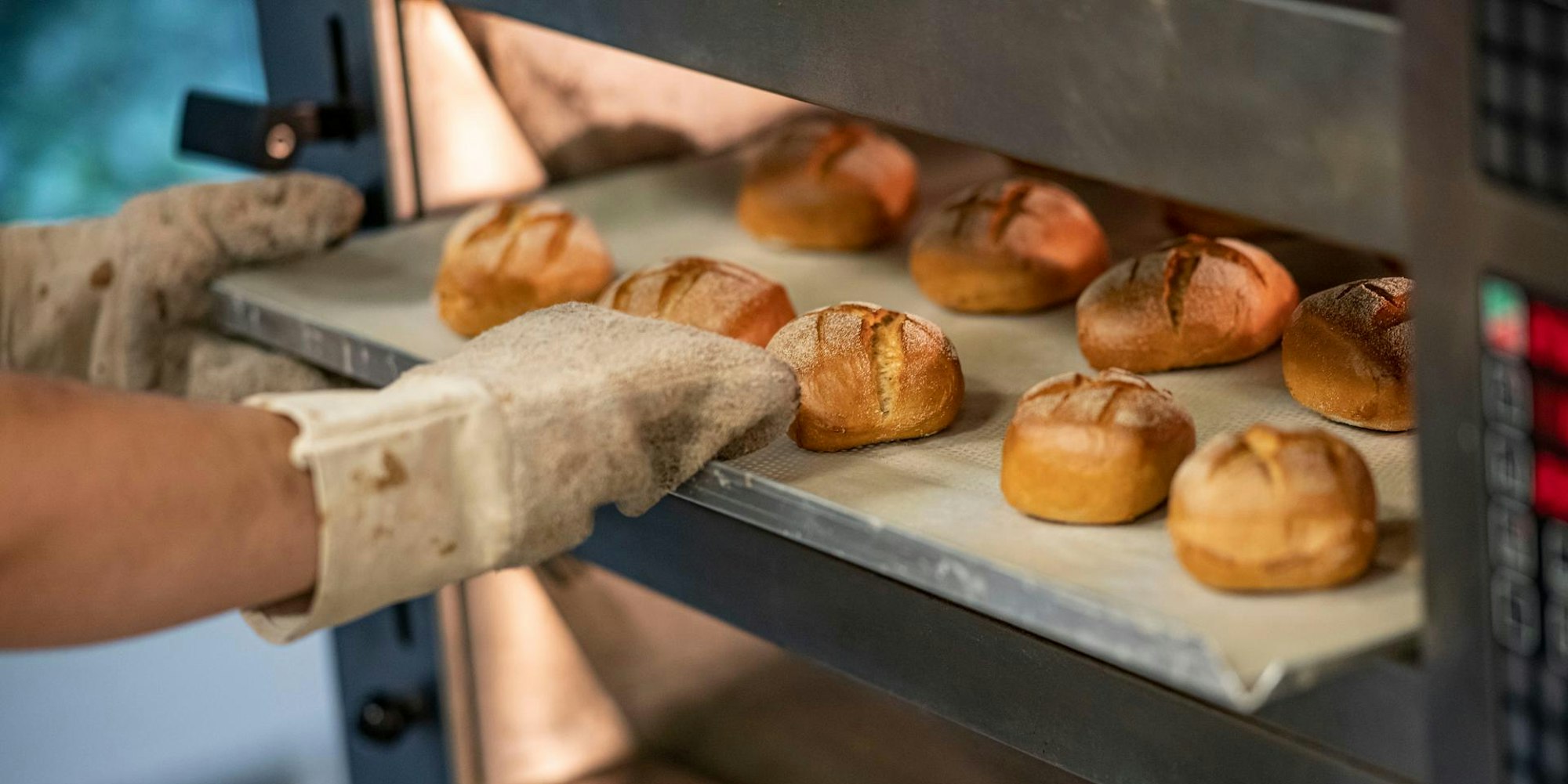 Bäckerin bei der Arbeit