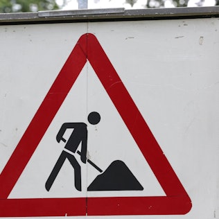 Die Bauarbeiten an der Erkelenzer Straße verzögern sich laut Westnetz.