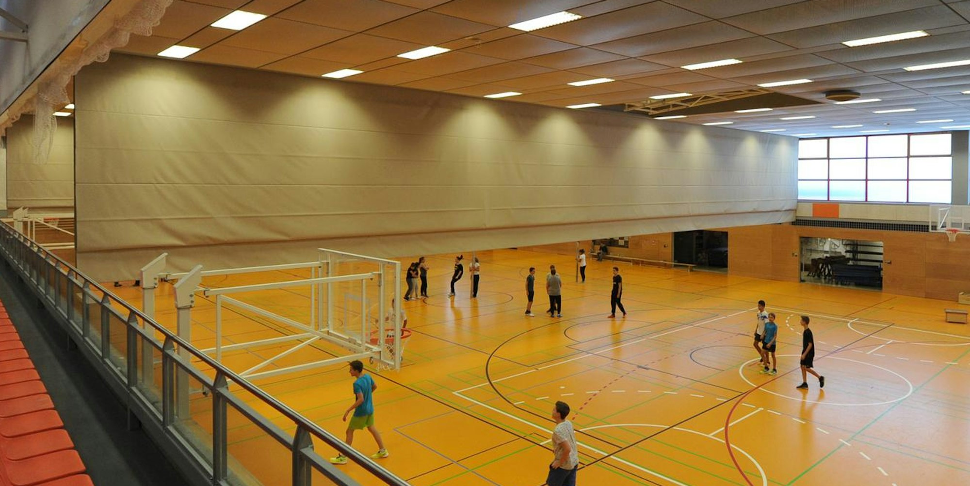 Schüler beim Schulsport in einer Sporthalle