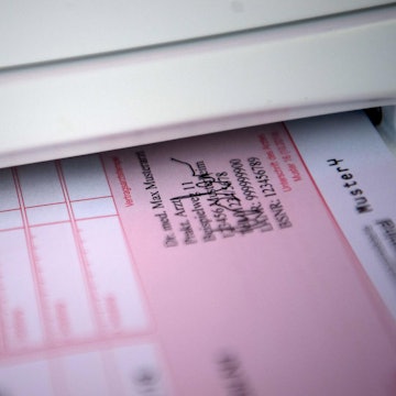 Ein rosafarbenes Arztrezept