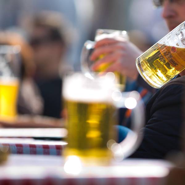 Im_Biergarten_wird_Bier_getrunken