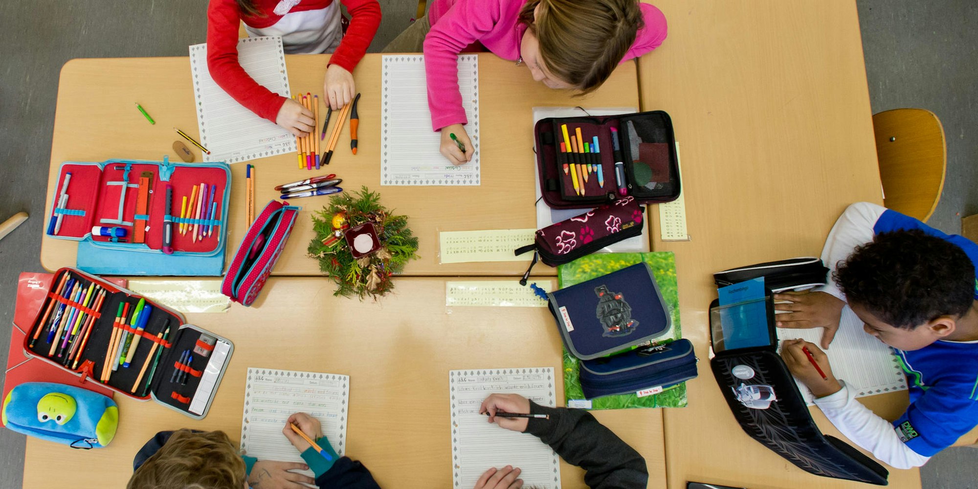Mehrere Kinder schreiben