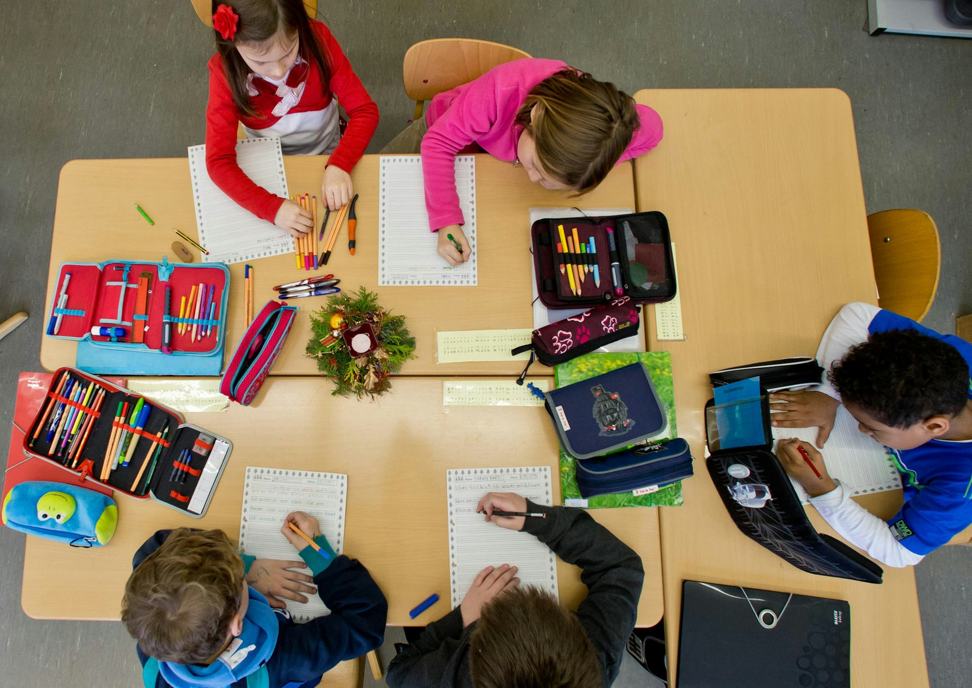 Mehrere Kinder schreiben
