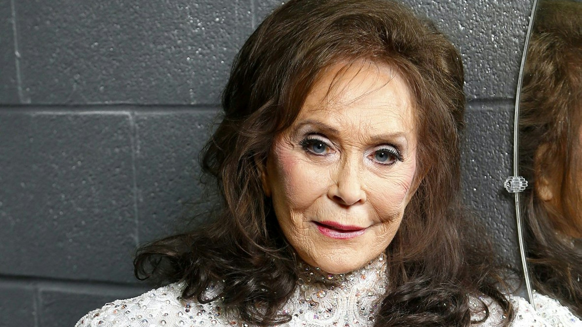 Loretta Lynn im weißen Kleid.