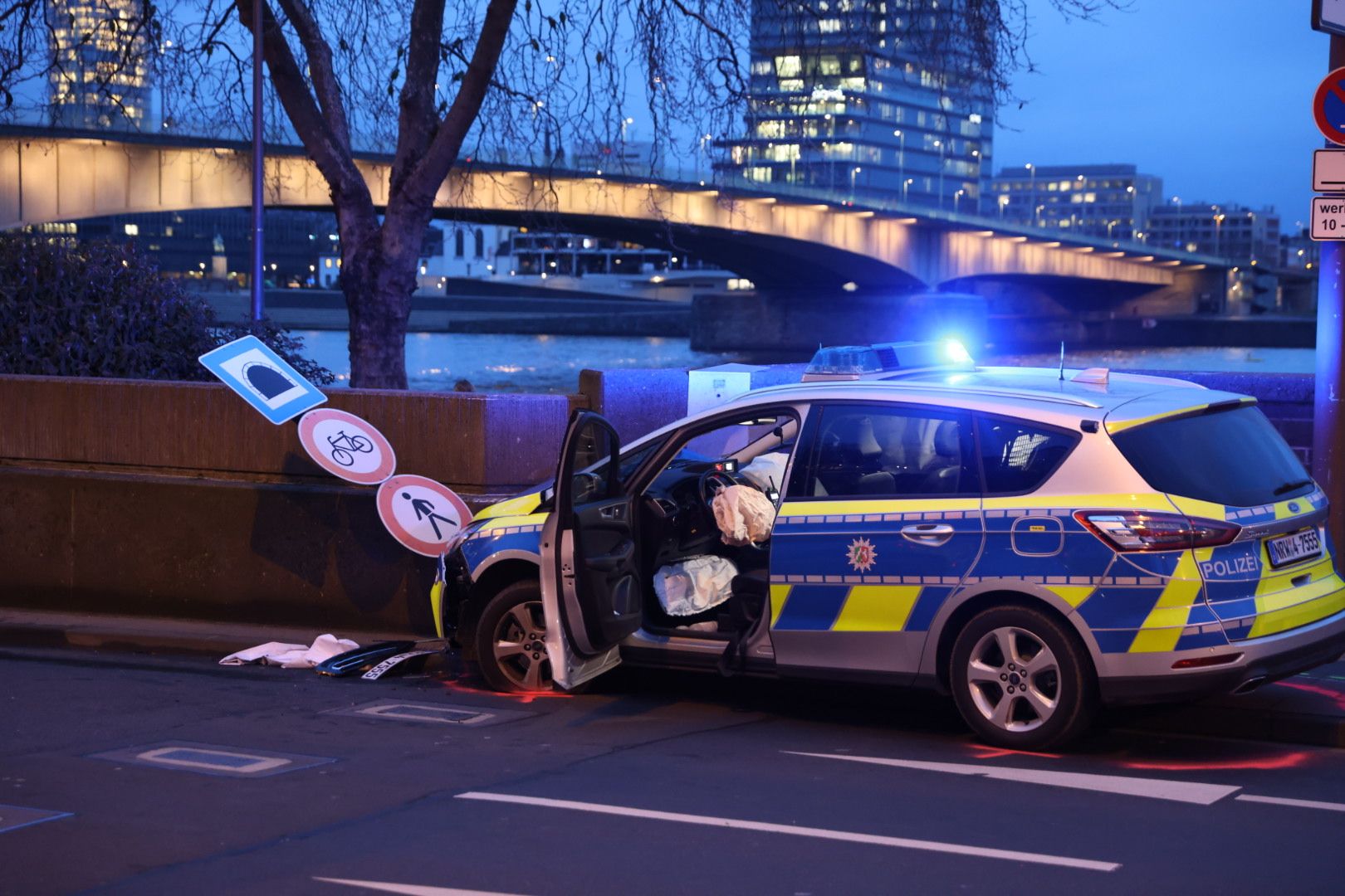 Unfall Rheinuferstraße Streifenwagen