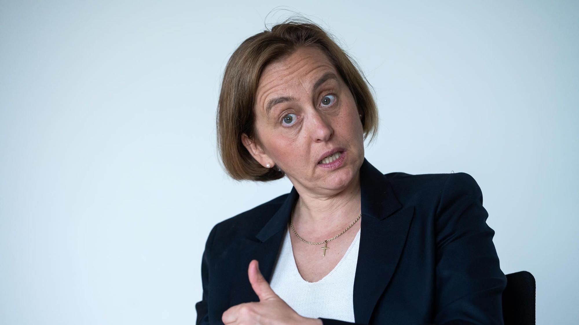 Beatrix von Storch (AfD) mag die Regenbogenfarben auf dem ICE, mit dem sie am Sonntag fuhr, nicht.