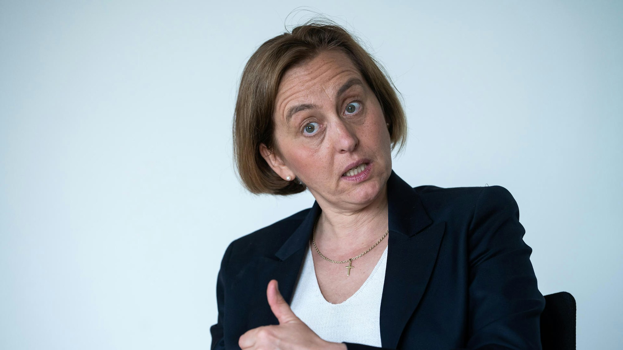 Beatrix von Storch (AfD) mag die Regenbogenfarben auf dem ICE, mit dem sie am Sonntag fuhr, nicht.