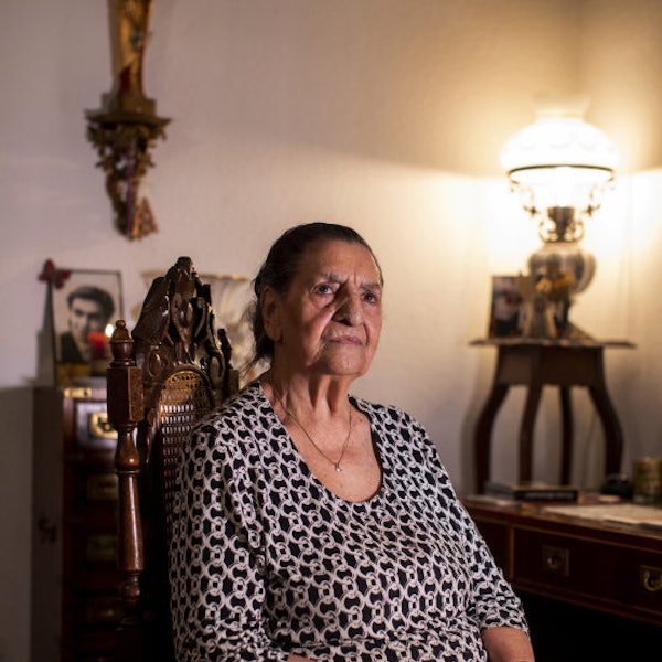 Philomena Franz sitzt auf einem Stuhl.