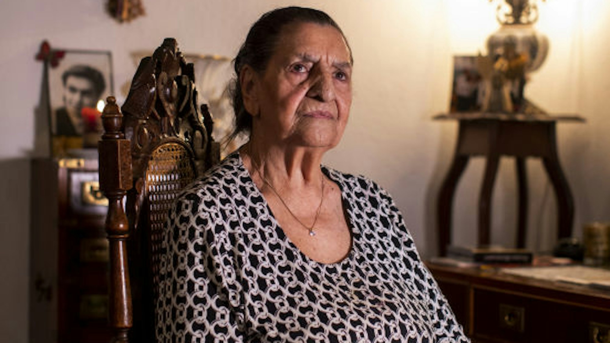 Philomena Franz sitzt auf einem Stuhl.