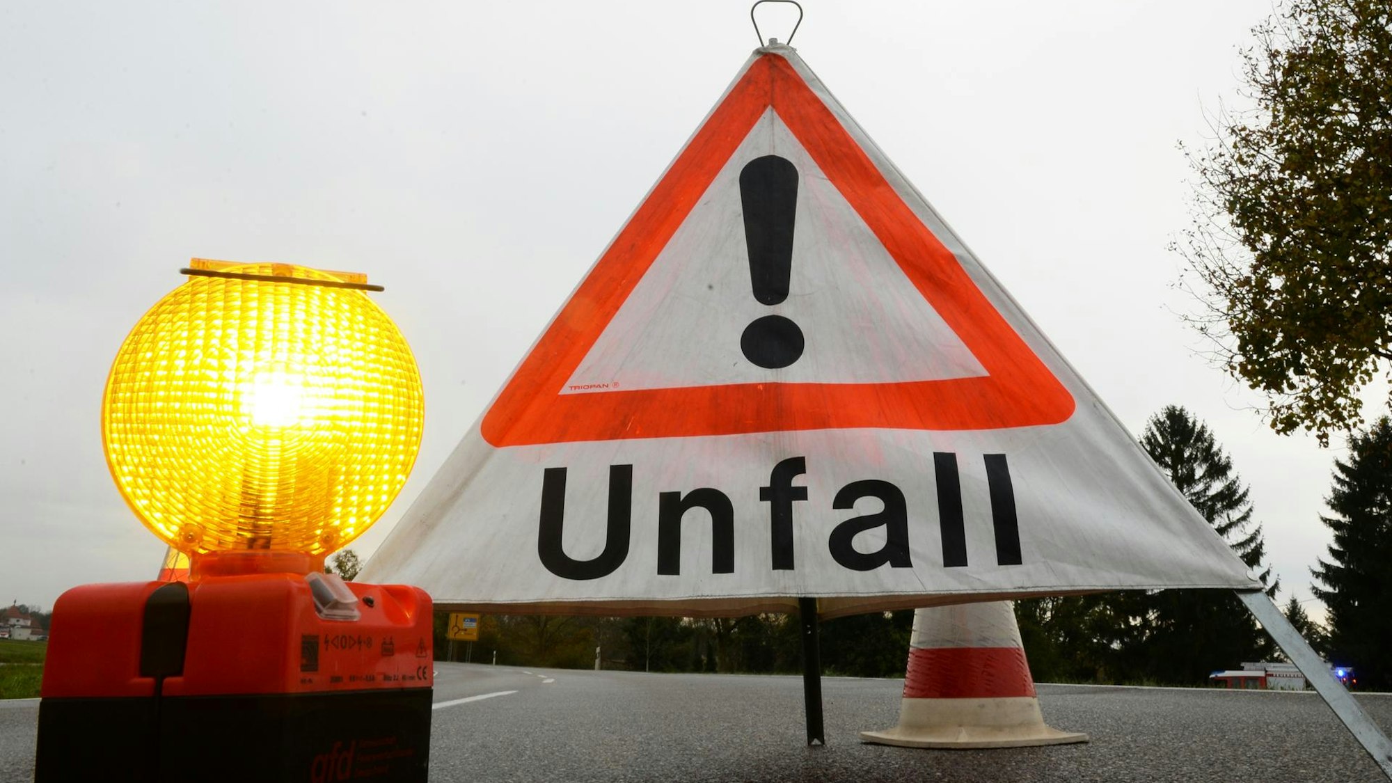 Unfall mit Warndreieck.