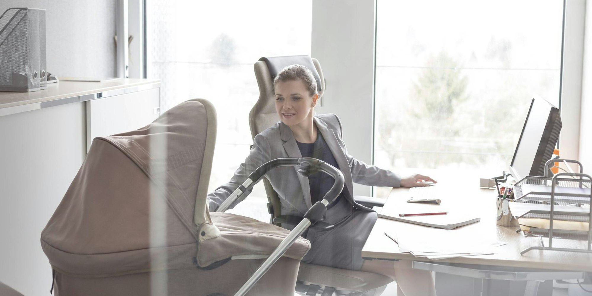 Frau mit Kinderwagen