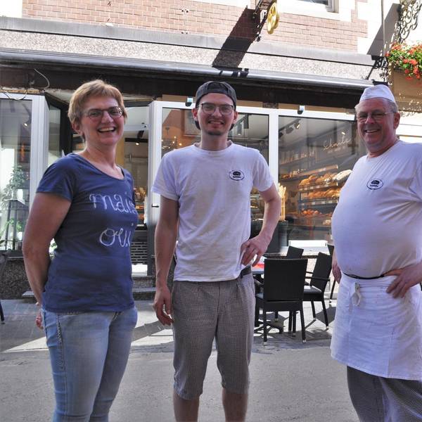 Familie Schmitz vor ihrem Laden