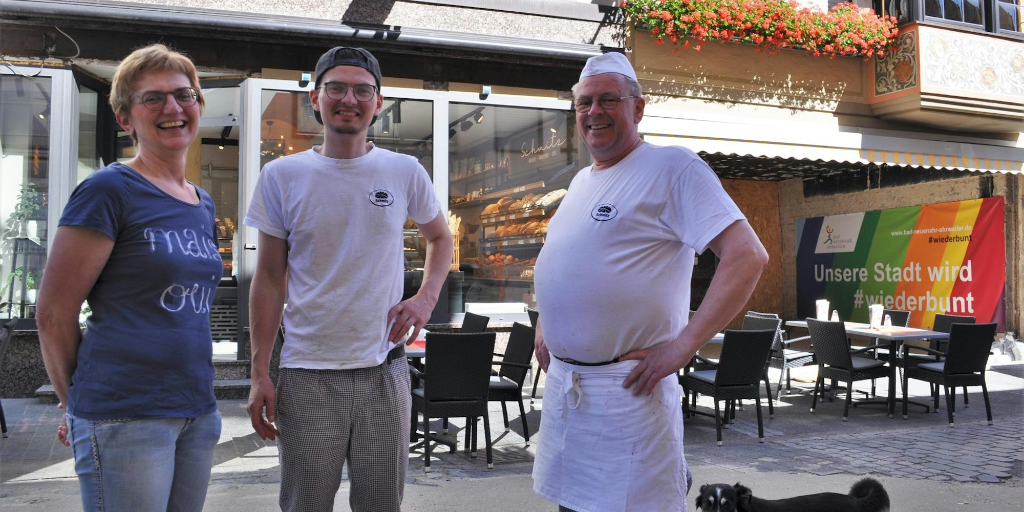 Familie Schmitz vor ihrem Laden