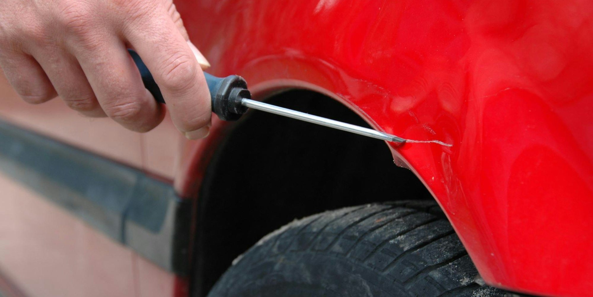 Auto zerkratztz Symbolbild dpa