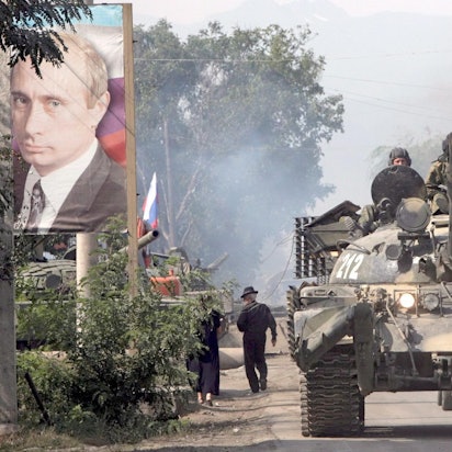 Russischer Panzer neben Putinplakat