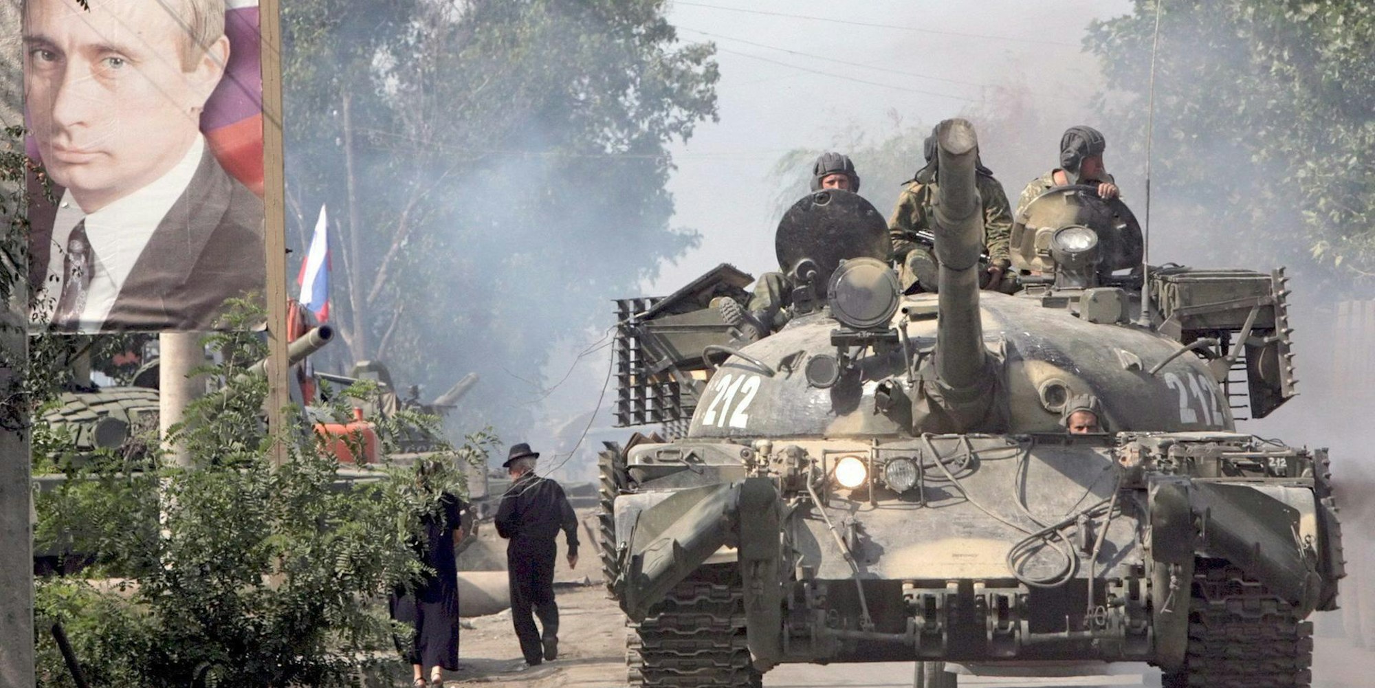 Russischer Panzer neben Putinplakat