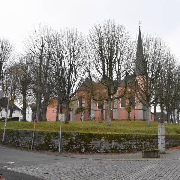 Kirchplatz_Much