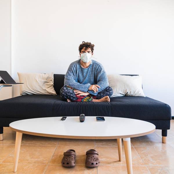 Mann in Quarantäne auf dem Sofa