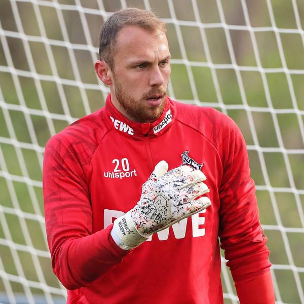 Marvin Schwäbe im Tor des FC beim Training