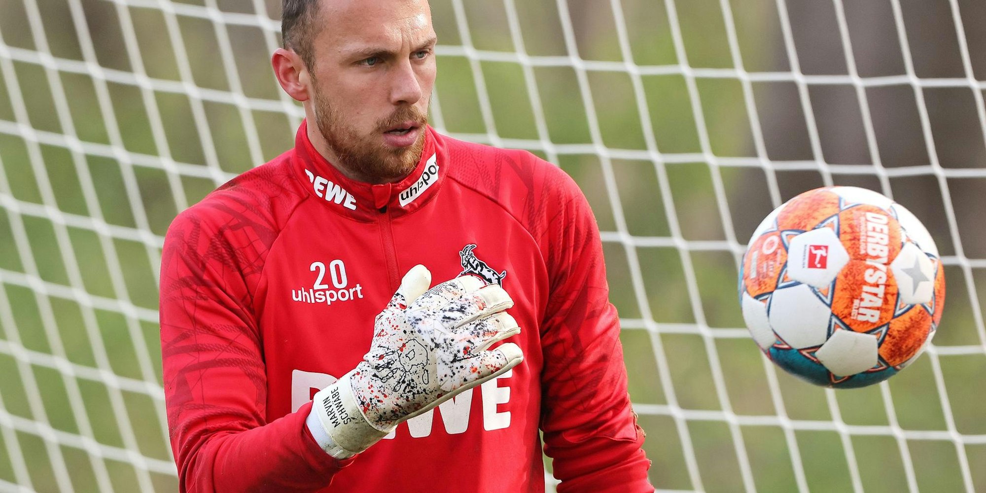 Marvin Schwäbe im Tor des FC beim Training