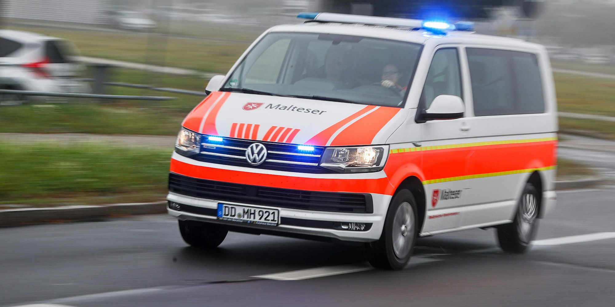 Rettungswagen Blaulicht Symbolbild