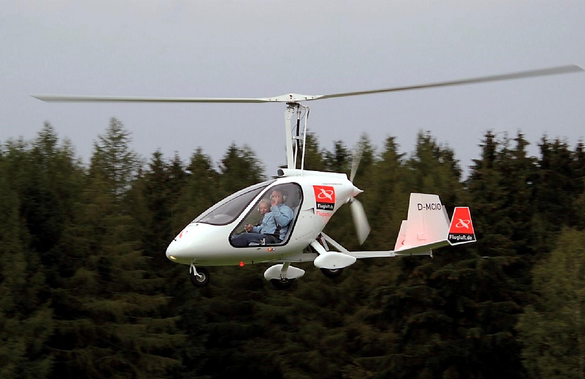 Tragschrauber-Vorbeiflug