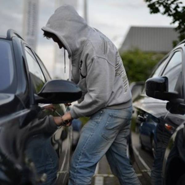 Einbrecher Auto aufgeknackt