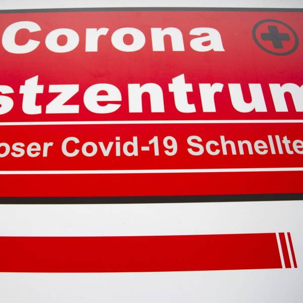 Ein Schild weist auf ein Corona-Testzentrum hin.