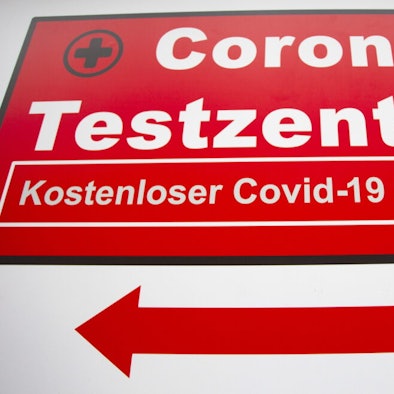 Ein Schild weist auf ein Corona-Testzentrum hin.