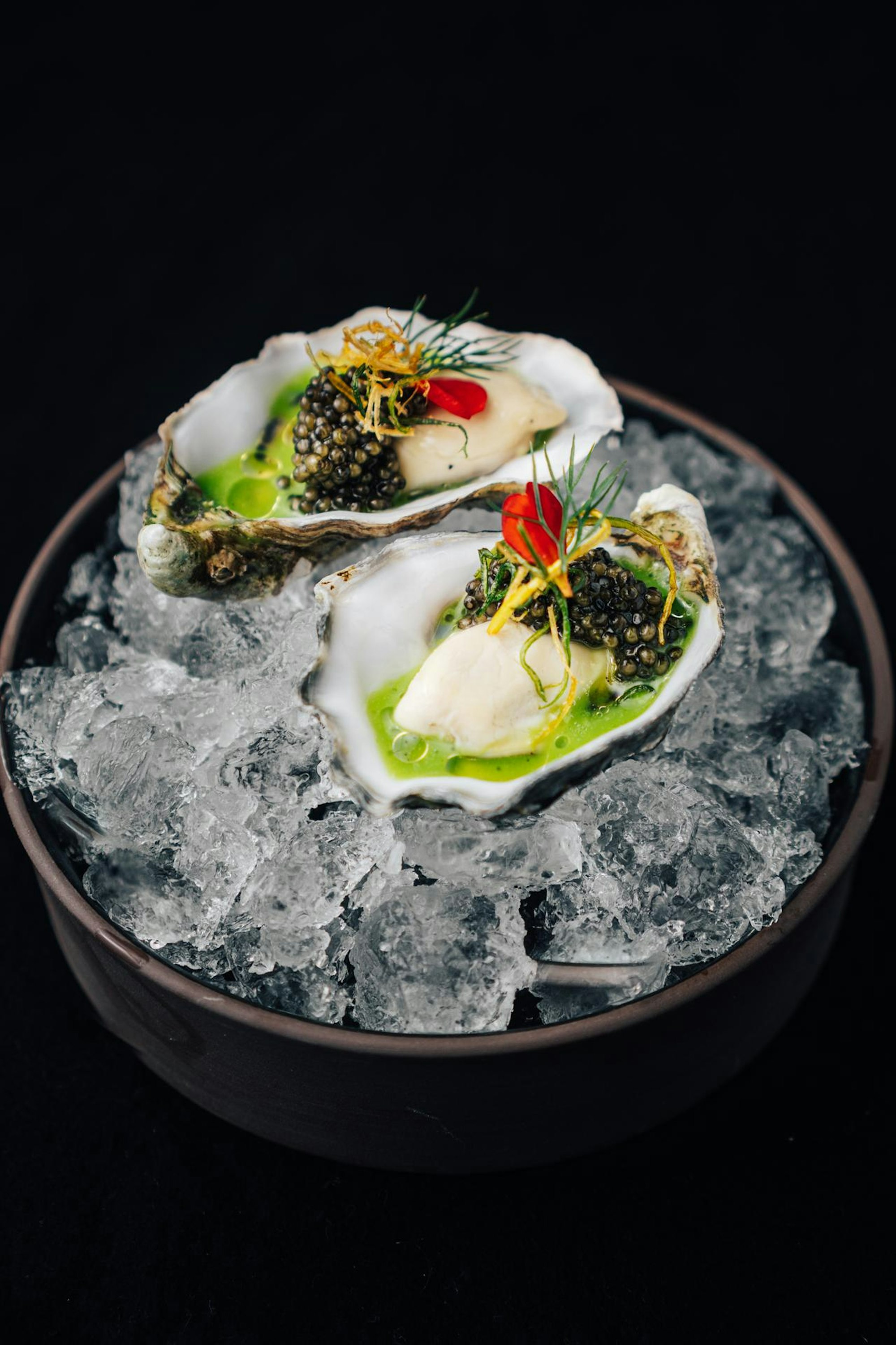 Auster mit Kaviar Apfelsud und Kaffeeöl