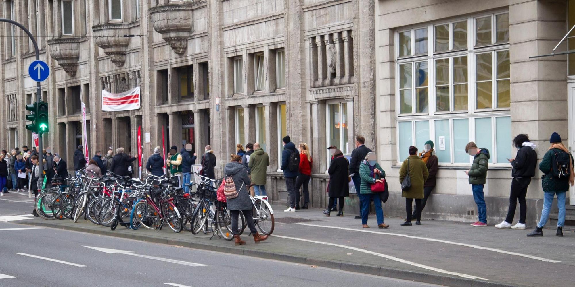 Lange Schlangen vor Gesundheitsamt