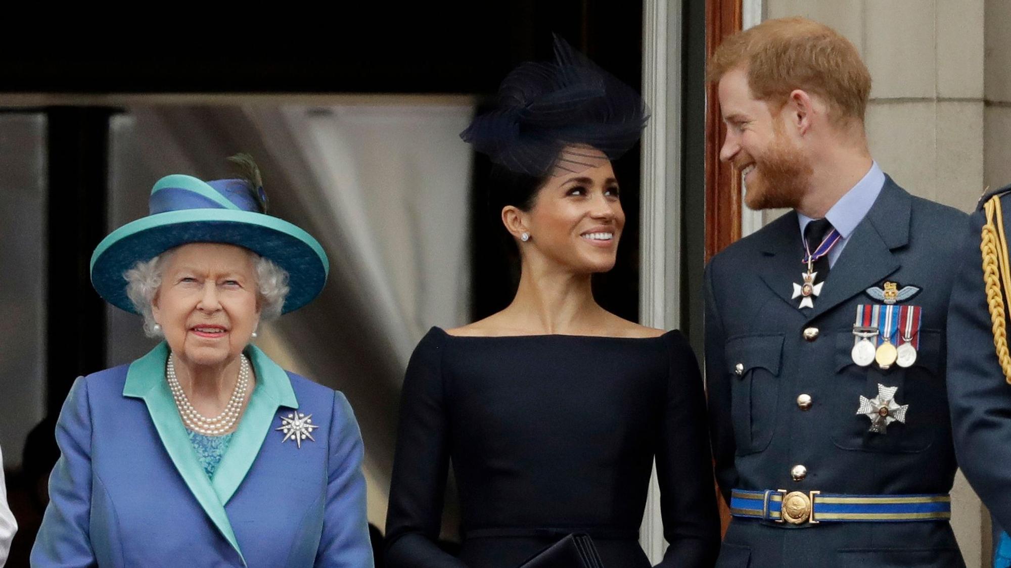 Königin Elizabeth II., Herzogin Meghan und Prinz Harry auf dem Balkon des Buckingham Palace.