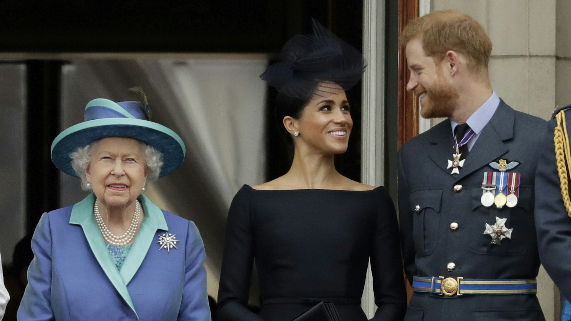 Königin Elizabeth II., Herzogin Meghan und Prinz Harry auf dem Balkon des Buckingham Palace.