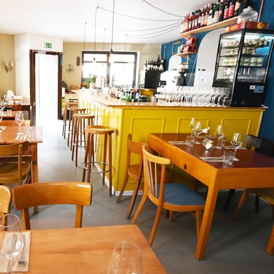 Bisu innen mit tresen