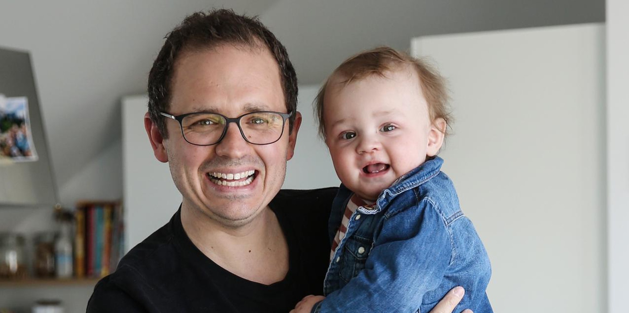 Simon Hölzemann mit seinem Sohn Matti