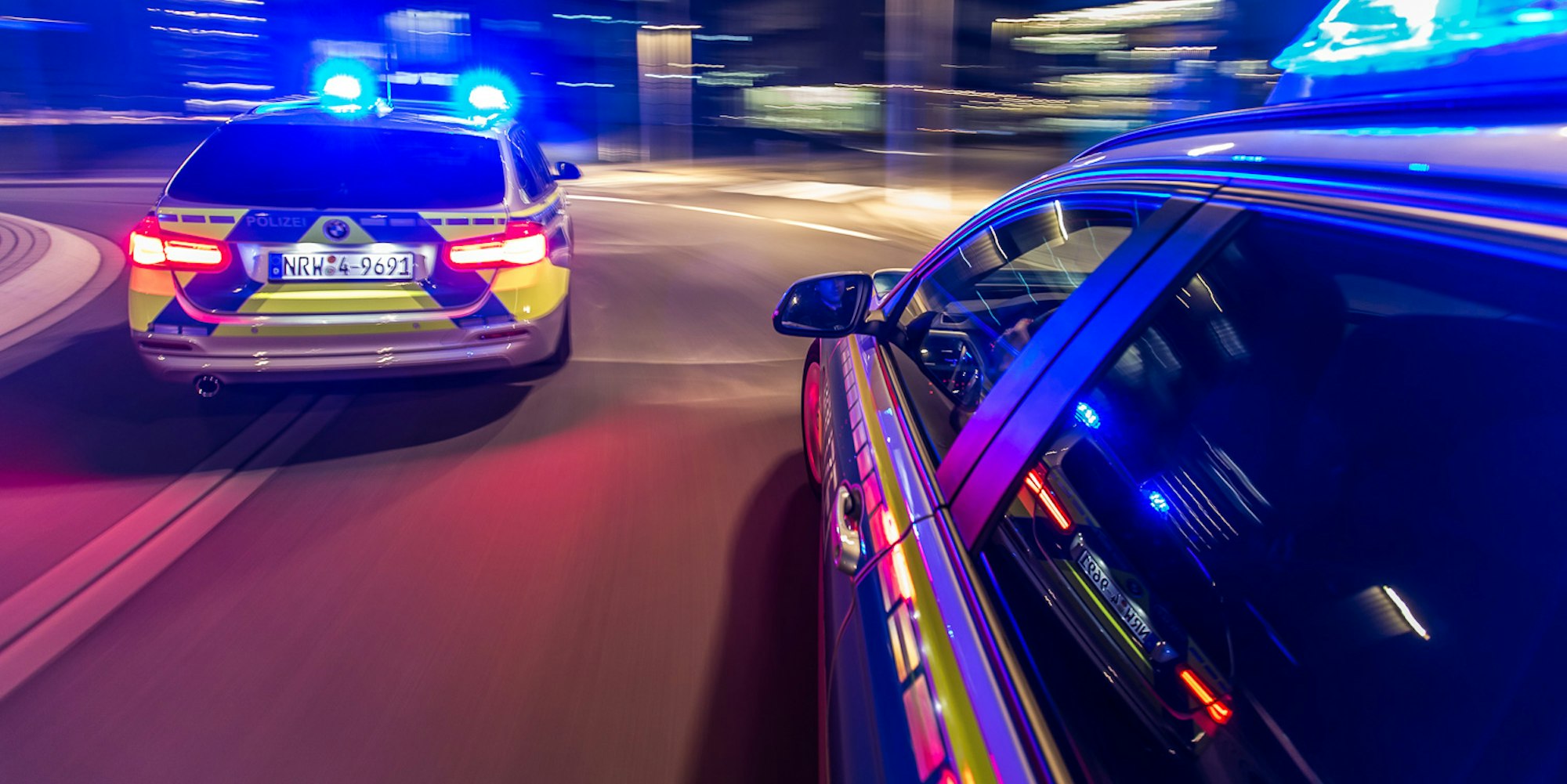Funkstreifenwagen-Einsatzfahrt-Nacht-Fahrtrichtung-Blaulicht-01