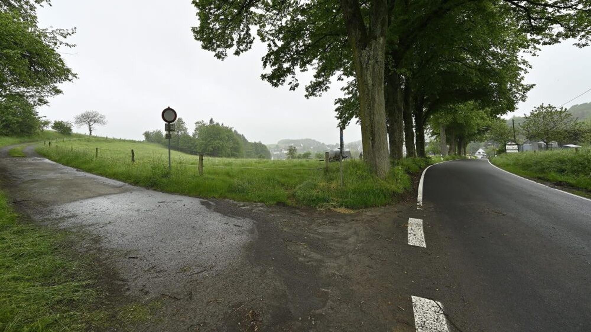 Das Bild zeigt den Standort des neuen Gerätehauses der Feuerwehr Kürten-Olpe. Im Bild ist die Landstraße mit den Alleebäumen zu erkennen.