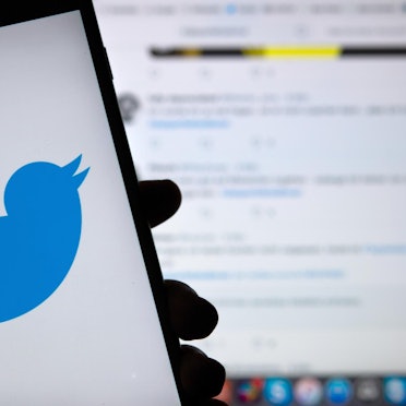 Ein Smartphone mit dem Twitter-Symbol.