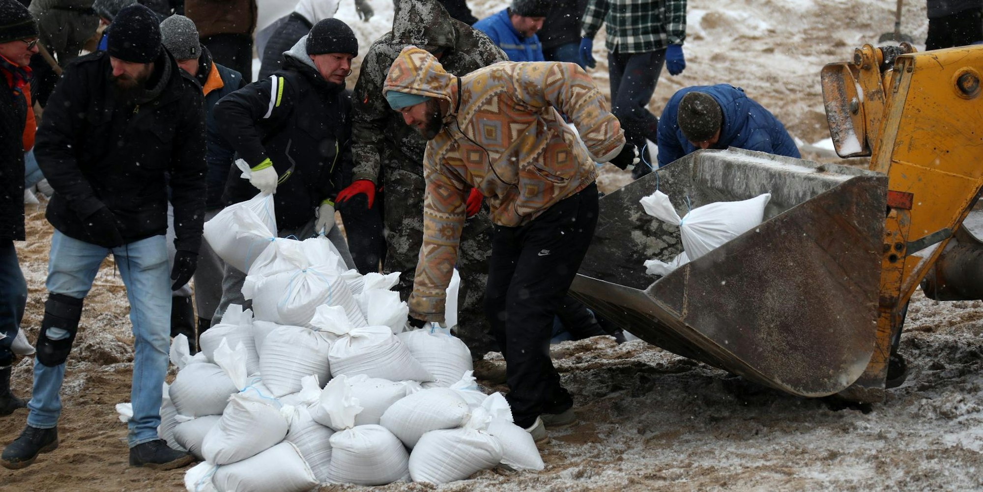 Odessa Sandsäcke dpa 230322