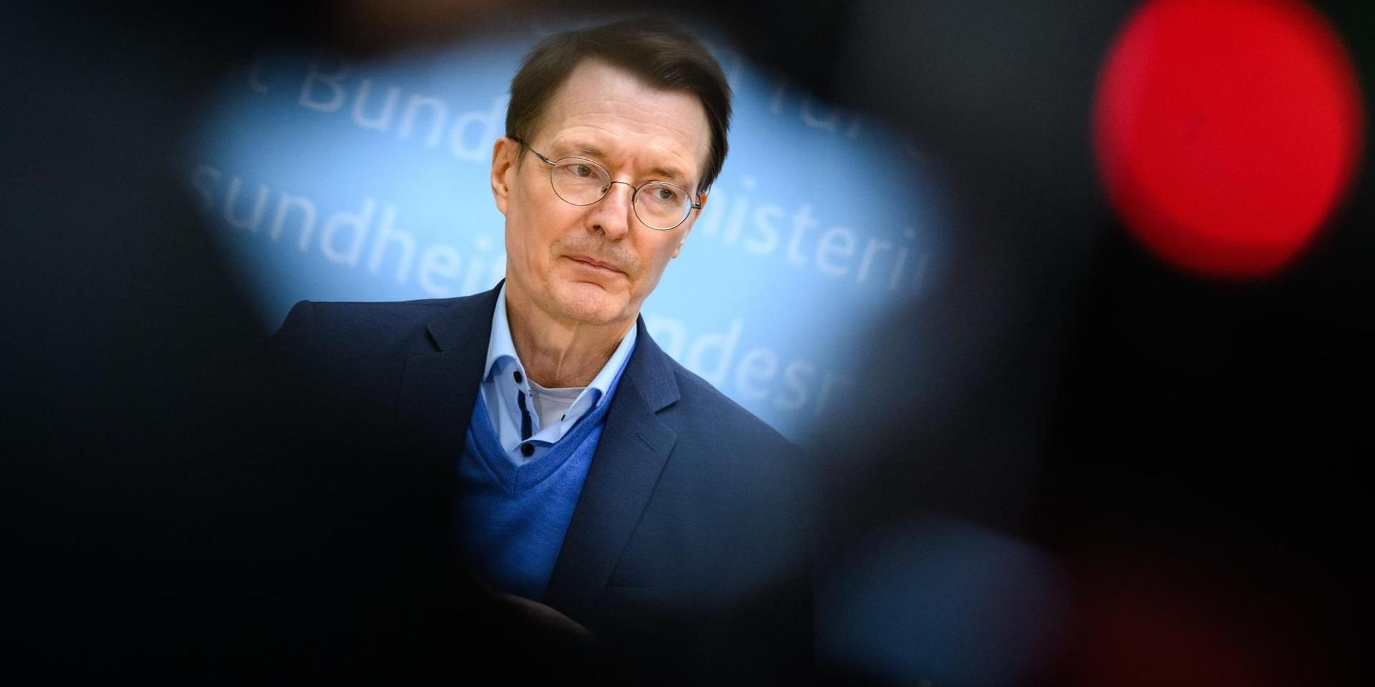 Karl Lauterbach vor roter Ampel