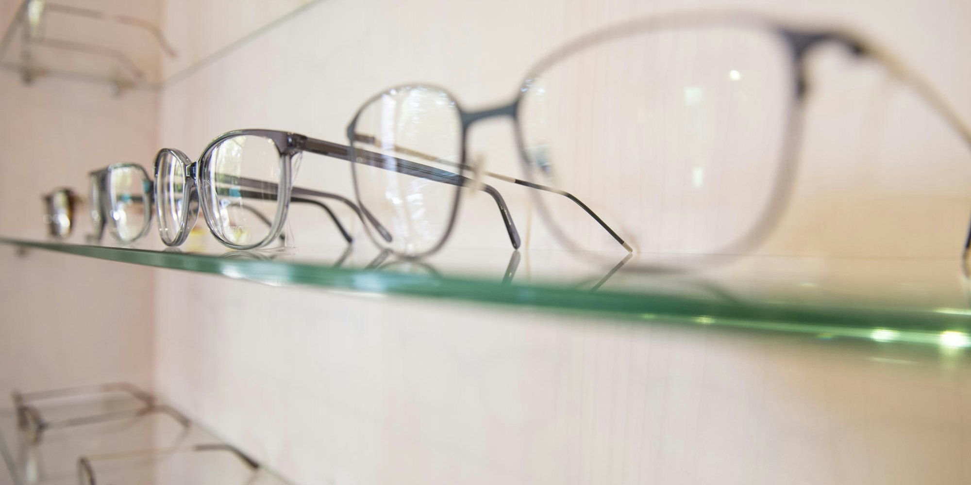 Brillen im Regal eines Optikers