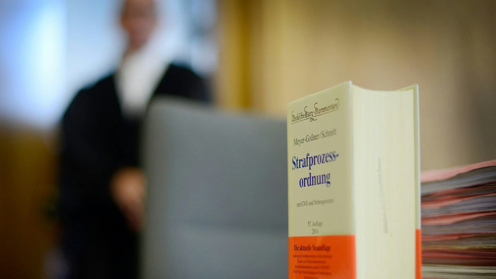 Ein 42 Jahre alter Angeklagter ist mehrmals nicht zu den angesetzten Verhandlungen in Waldbröl erschienen. Unser Foto zeigt den Tisch eines Rechtsanwalts.