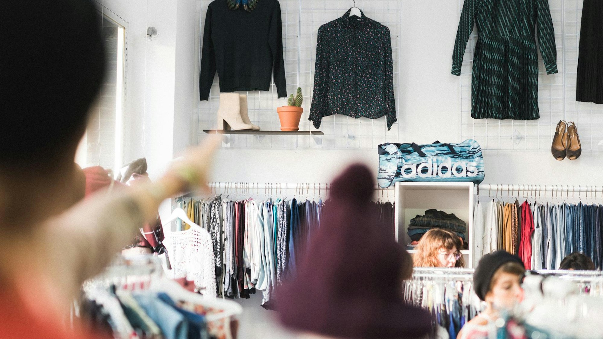 Ein Kleiderladen mit Damenmode.