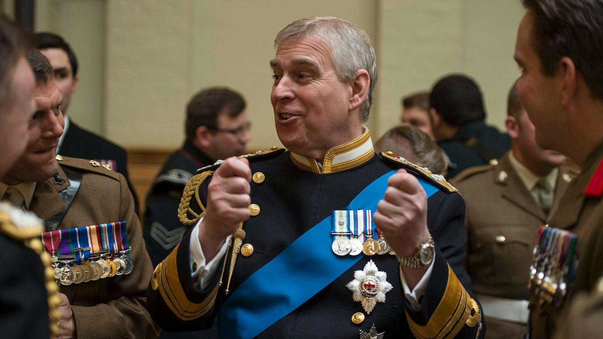 Prinz Andrew in Uniform bei einem royalen Auftritt.